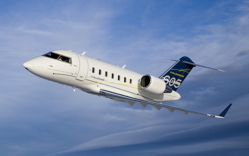 Bombardier Challenger 605 large cabin jet in flight